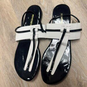 Newport News Womens US 10M Thong White Black Slip On Toe Post Flats Sandals